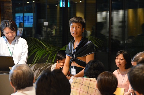 Mr. Briu Thuong (standing) introduces Cotu culture to Japanese